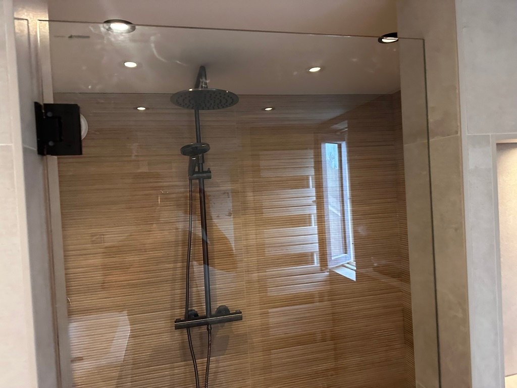 Luxe inloopdouche met keramisch parket en ingebouwde regendouche in Zuidhorn.