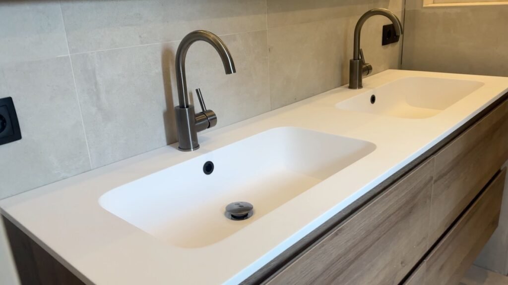 Moderne badkamer met warme houtaccenten.