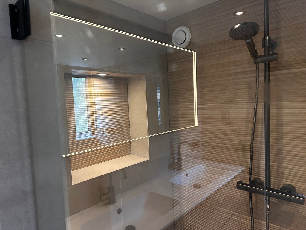 Detail van houtlook tegels met realistische houtnerf structuur in badkamer Zuidhorn.