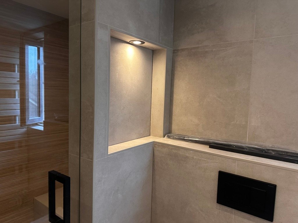 Luxe badkamer van keramische tegels, project Zuidhorn.