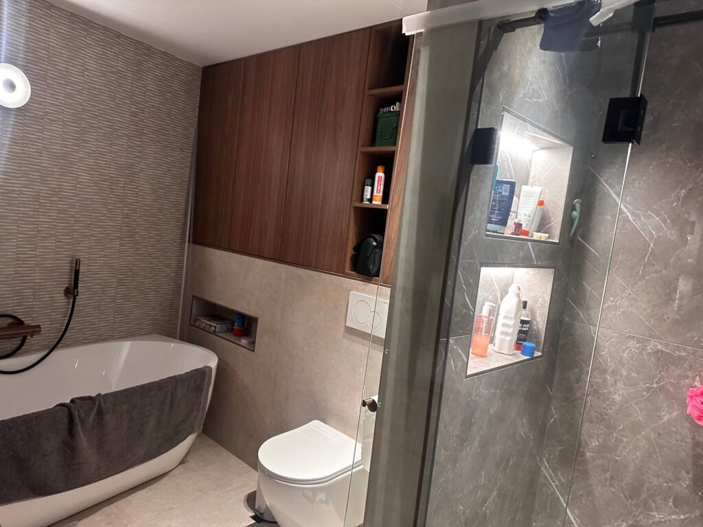 Ingebouwde douchenis betegeld met 120x120 tegels Groningen