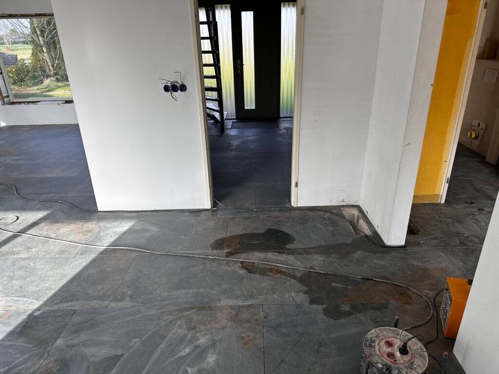 Afgewerkte moderne vloer met 60x120 tegels in Kropswolde, aardbevingsbestendig gerenoveerd.