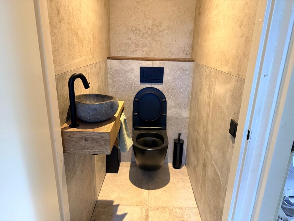 Renovatie toiletruimte in zelfde stijl als badkamer met hangtoilet