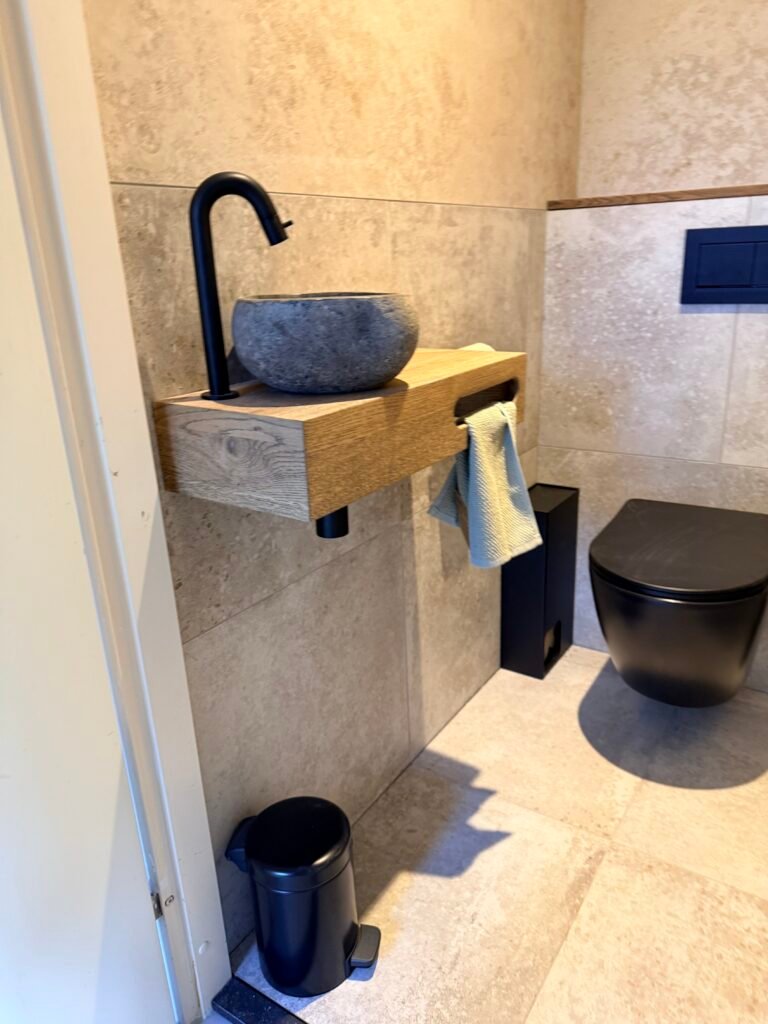 Compact fonteintje in toilet met zwarte koudwaterkraan