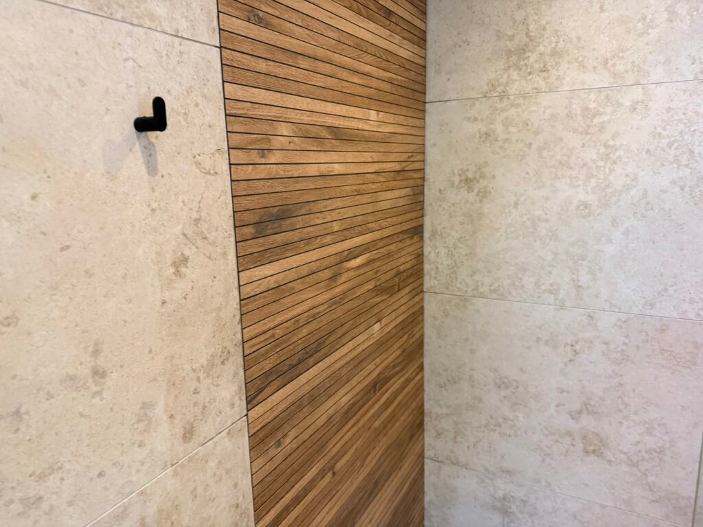 Combinatie van hout, keramiek en zwarte kranen