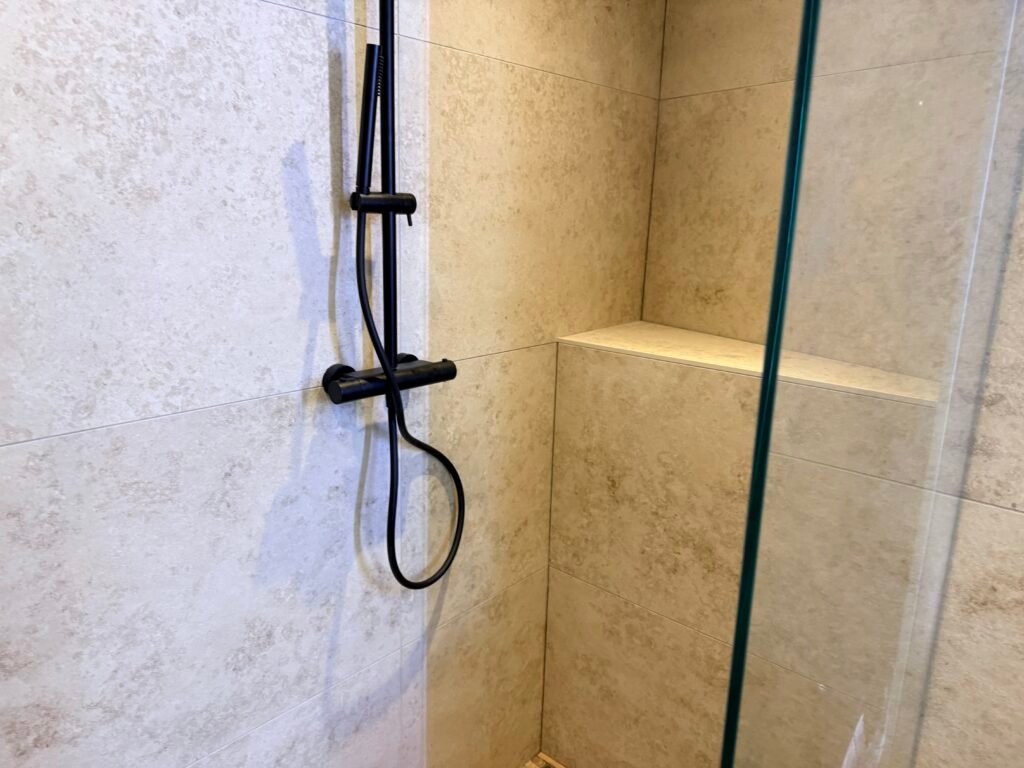 Bediening inbouw douchekraan zwart in de Jan van der Zeestraat