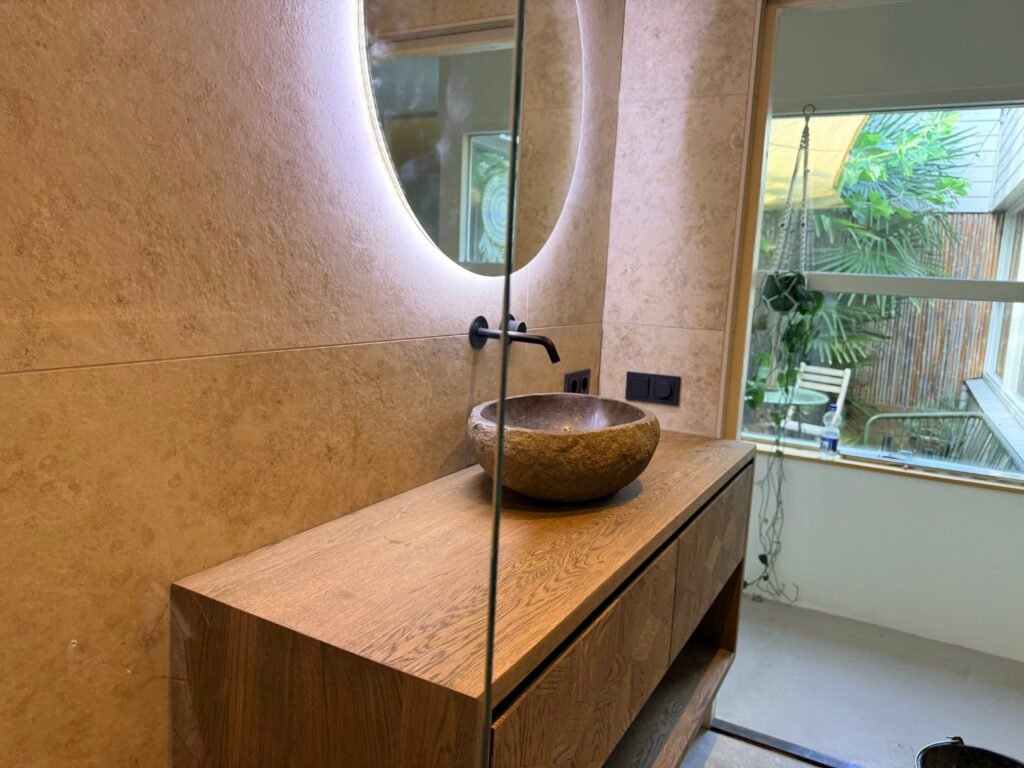 Sfeervolle verlichting badkamer met spots boven spiegelGoed lichtplan: helder licht bij de spiegel en sfeervol licht tijdens het douchen.