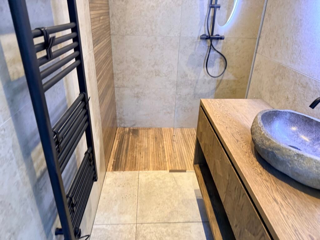 Totaalbeeld moderne badkamerrenovatie Groningen Jan van der Zeestraat